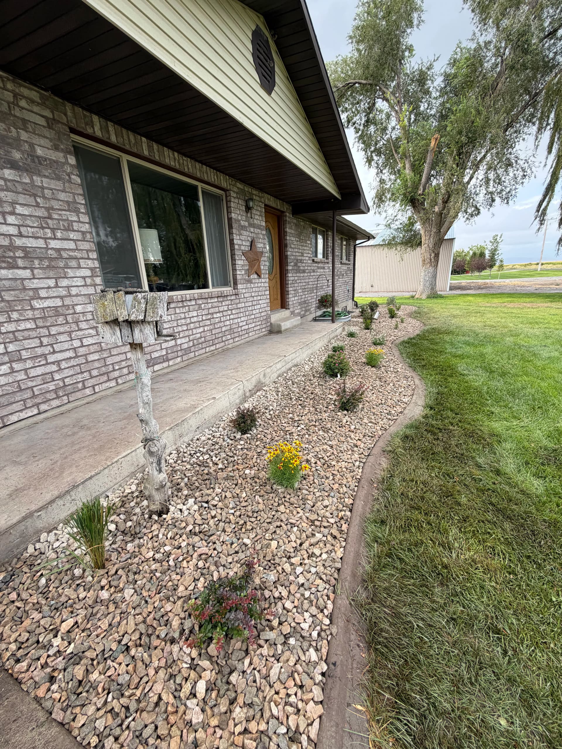 Gallery photos for Flower Bed Redos That Make Your Home Look Sharp Again: Image #3